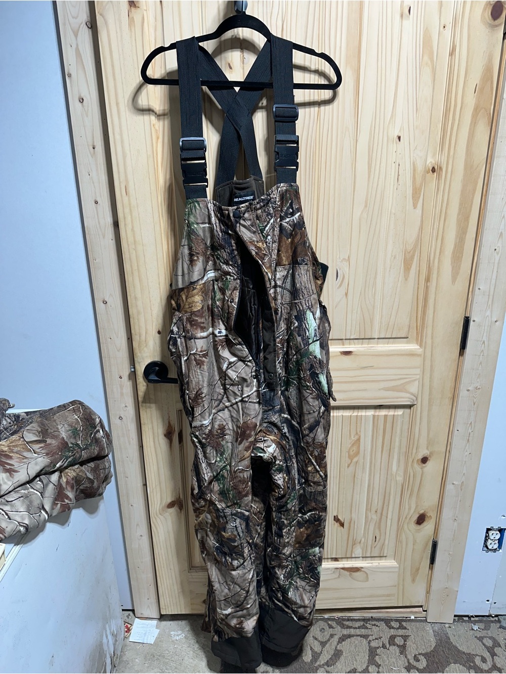 Realtree Camouflage Bib Overalls with Black Suspenders Mens 2XL